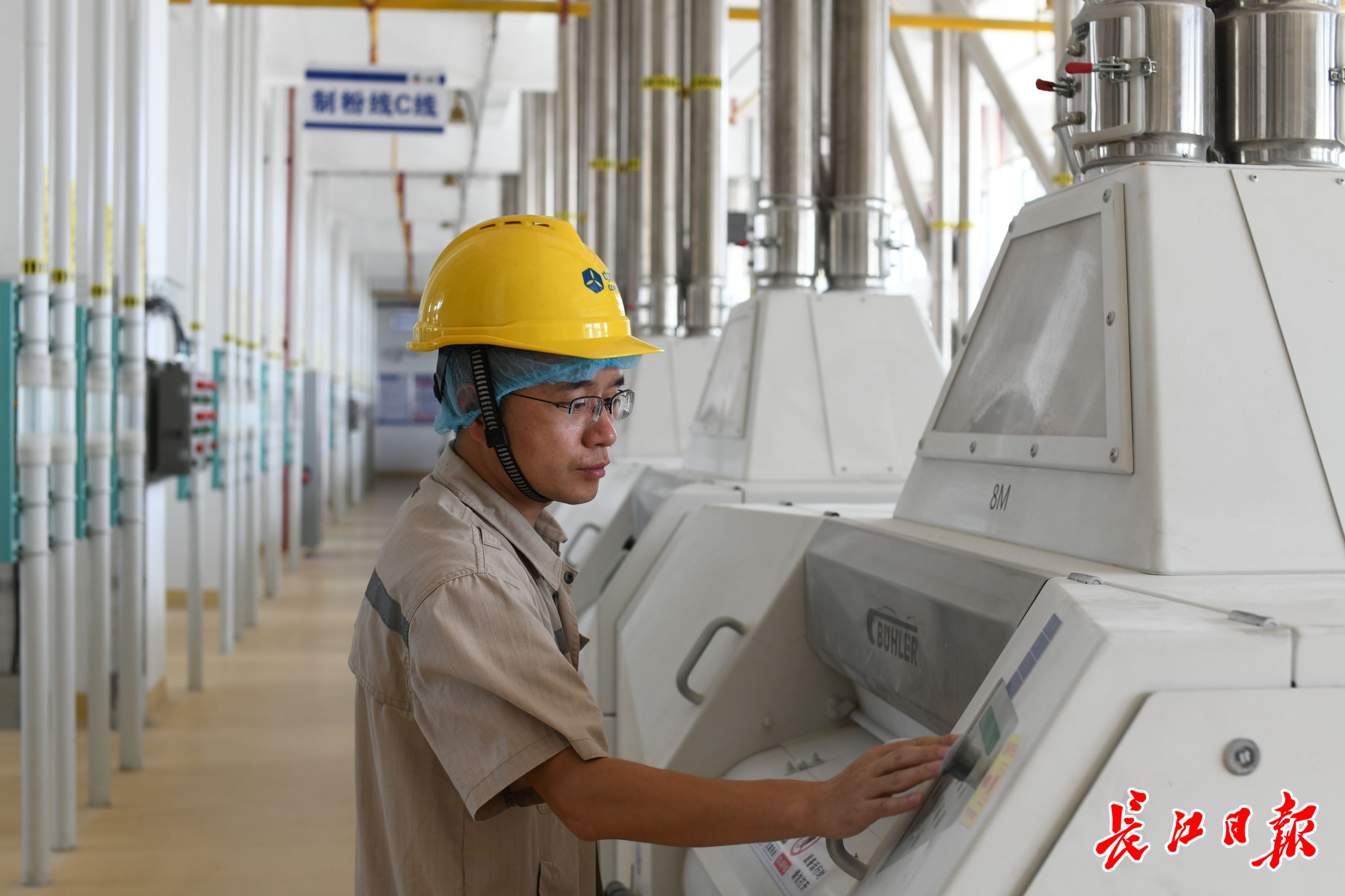 在这里,颗粒饱满的小麦,加工成色泽纯正,麦香浓郁的面粉,需20多道关键